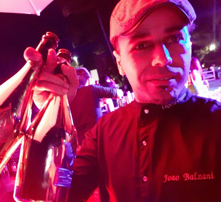 LiquidChef, Mauritius mobile bar, cocktail catering Mauritius, luxury bar service, event bartenders, wedding bar Mauritius, private party cocktails, professional bartenders Mauritius, premium cocktail service, bespoke cocktails, mobile cocktail bar Mauriti